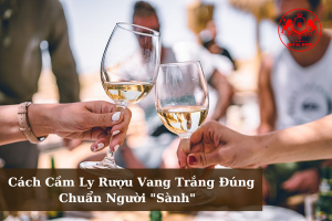 Cach Cam Ly Ruou Vang Trang Dung Chuan Nguoi Sanh 01