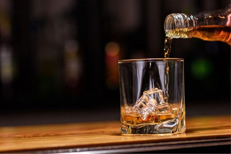 Cách cầm ly rượu Whisky