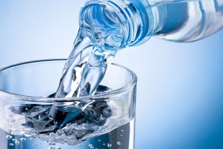 Uống thêm nước khi uống rượu vang