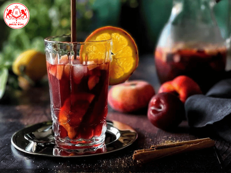 Cooktail Sangria làm từ rượu vang đỏ và trái cây